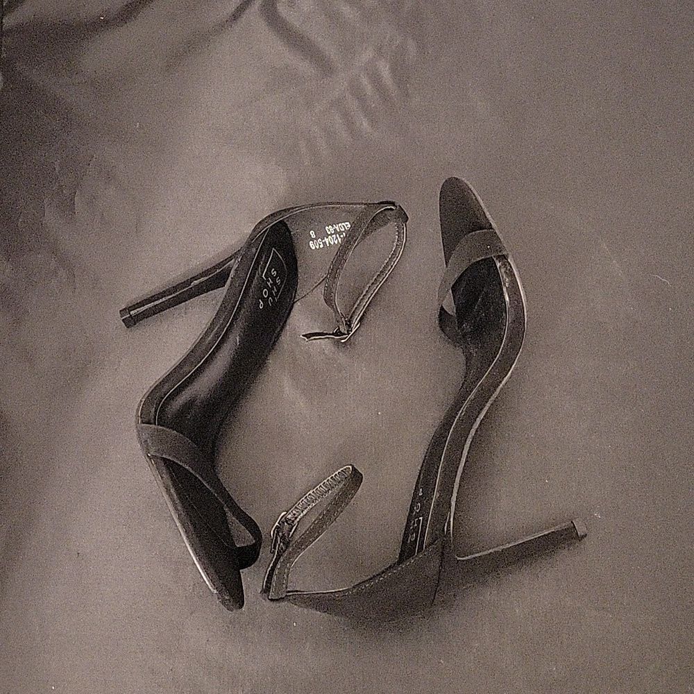 BRAND NEW CHU SHOP POINT TOE ADJUSTABLE BUCKLE ANKLE STRAP STILETTOS - Picture 7 of 16
